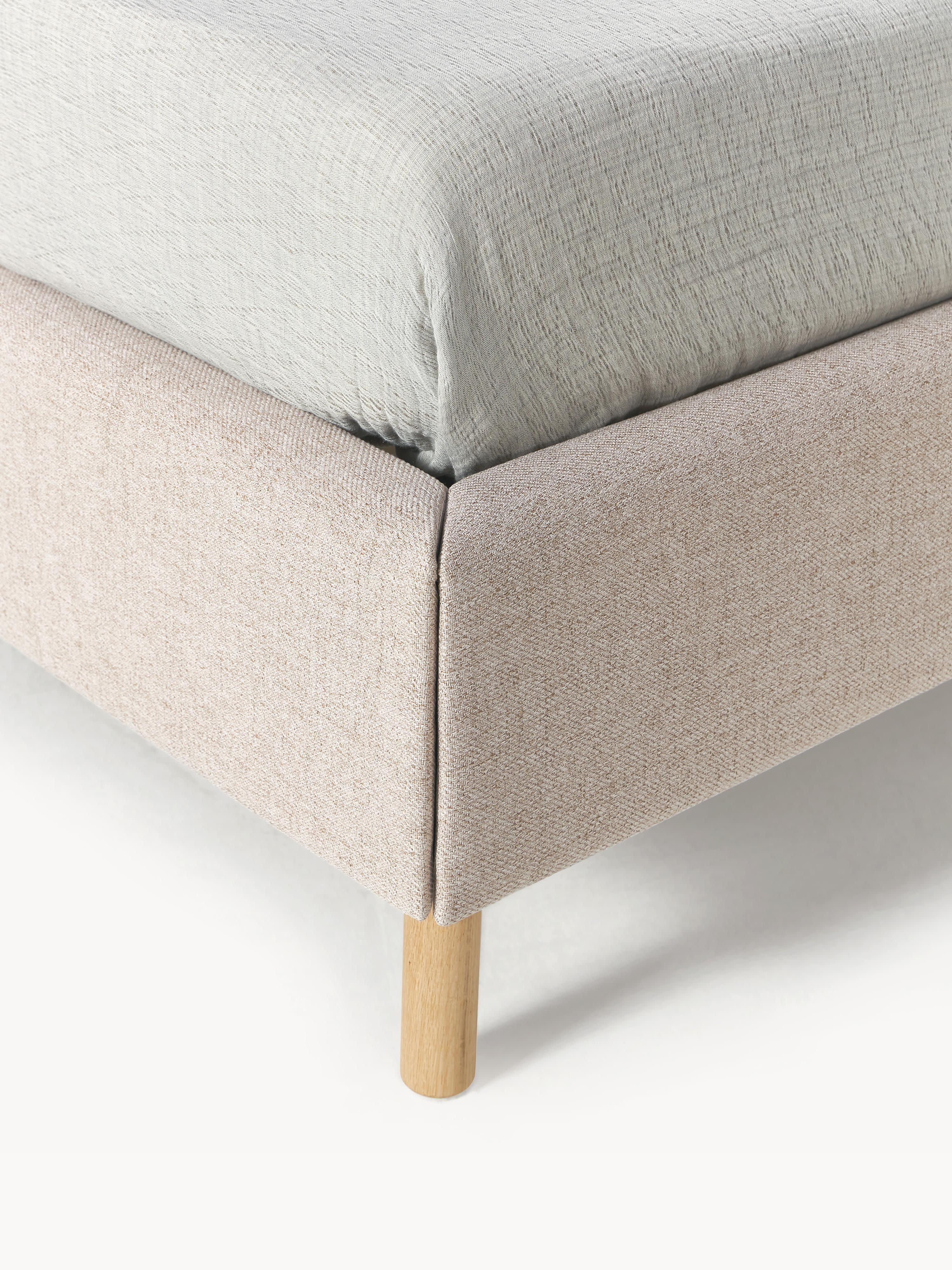 Gestoffeerd bed Giulia met houten poten