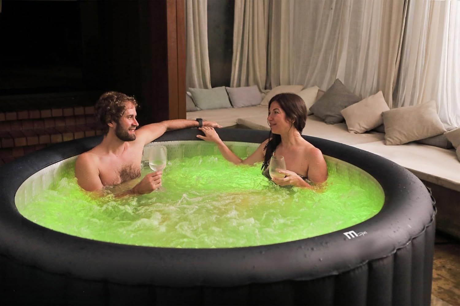 MSpa Whirlpool Aurora 204x204x70 cm – Aufblasbarer Whirlpool für 6 Personen mit 138 Massagedüsen, LED-Beleuchtung, UVC+ Desinfektion, Selbstaufblasfunktion & Rhino Tech™ 6-Schicht-Material