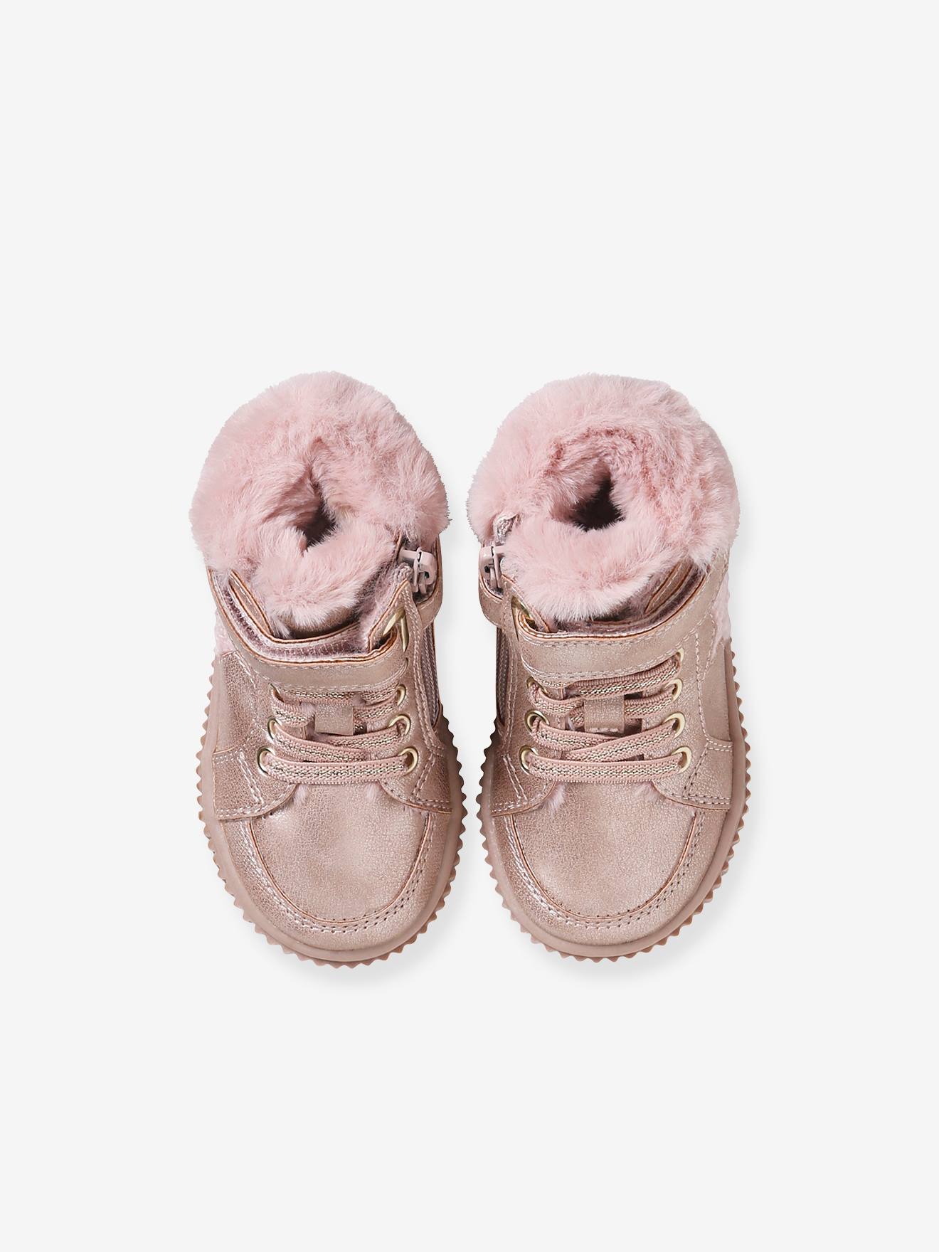 Sapatinhos de bebê cor nude com forro de pele sintética, cadarços e fecho de velcro.