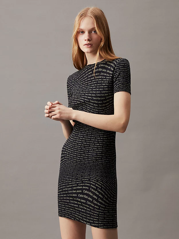 Vestido justo com textura canelada e estampa do logotipo por toda a peça.