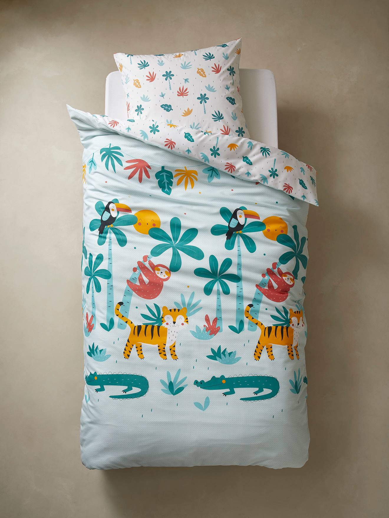 Conjunto infantil de capa de edredom e fronha, estampa de crocodilo, branco claro, liso com motivos.