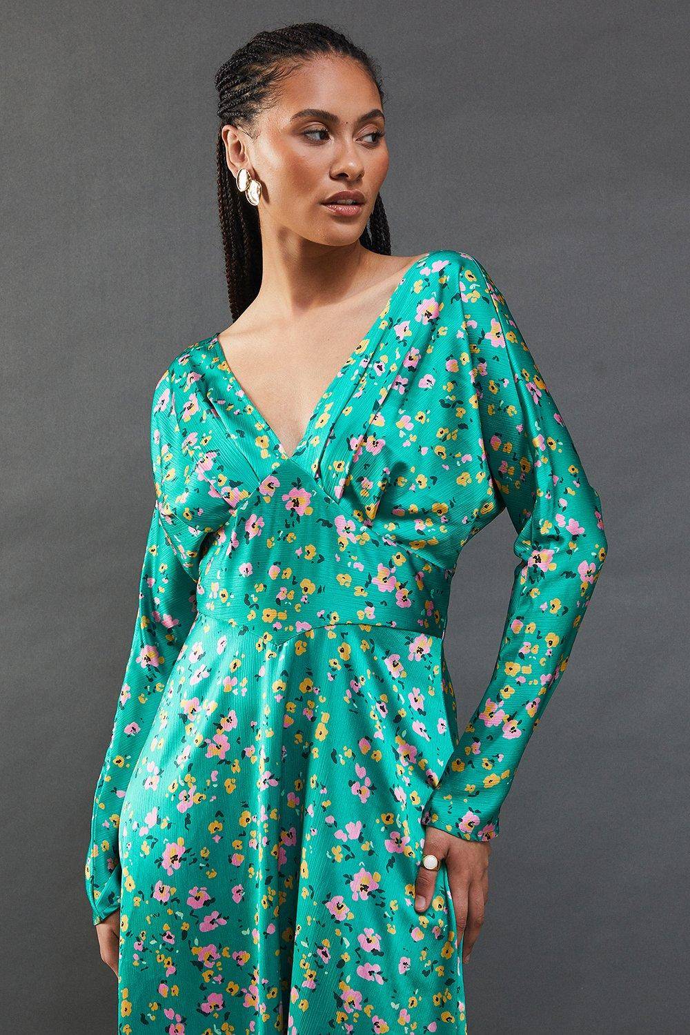Warehouse Robe Midi Florale en Satin à Manches Chauve-Souris Cintrée avec Ourlet Asymétrique
