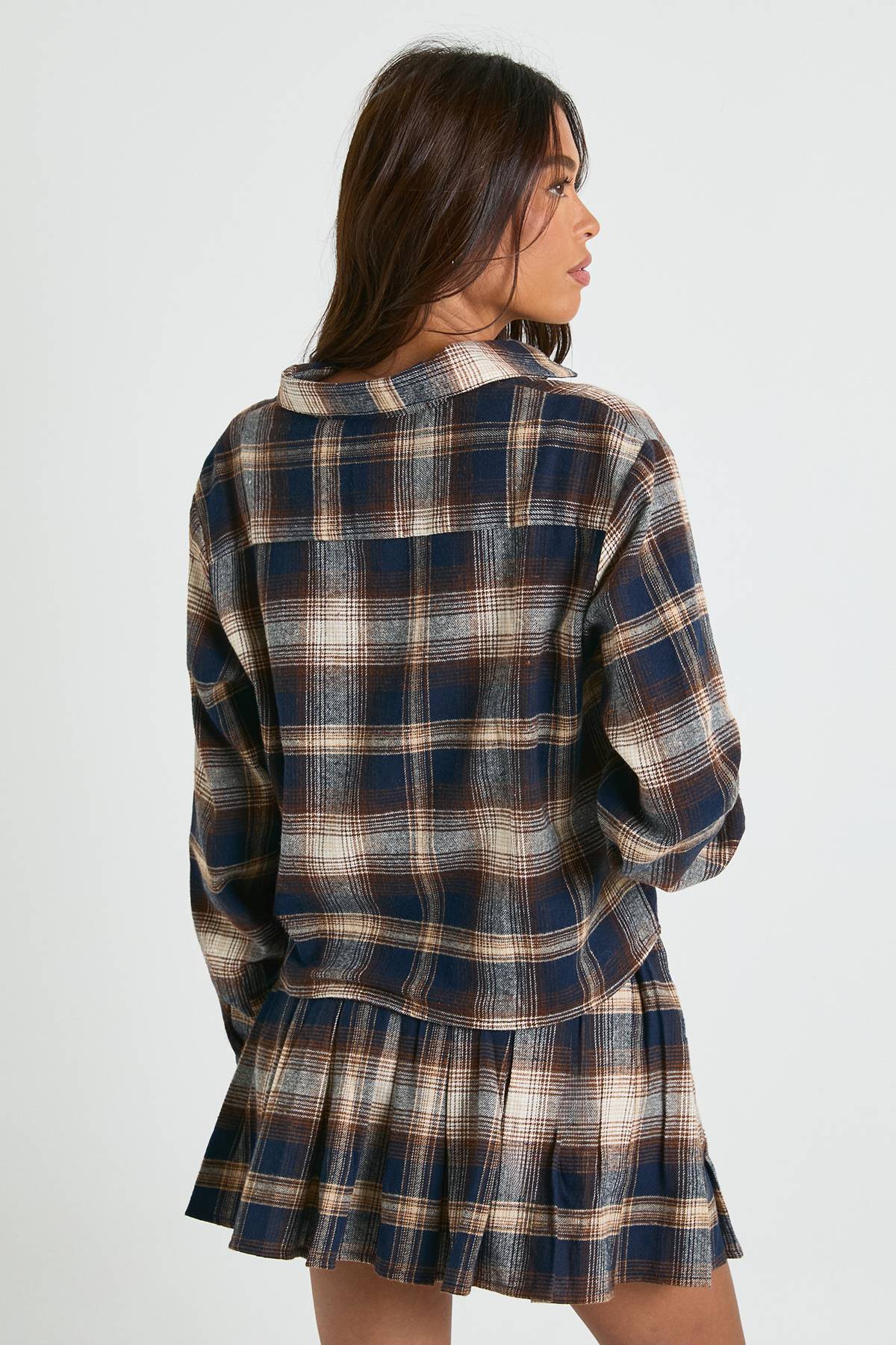 boohoo Chemise crop boxy longue à motif carreaux