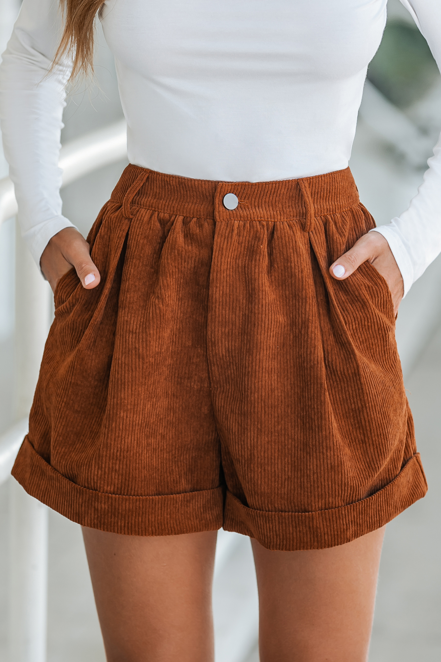 Short plissé taille haute en velours côtelé