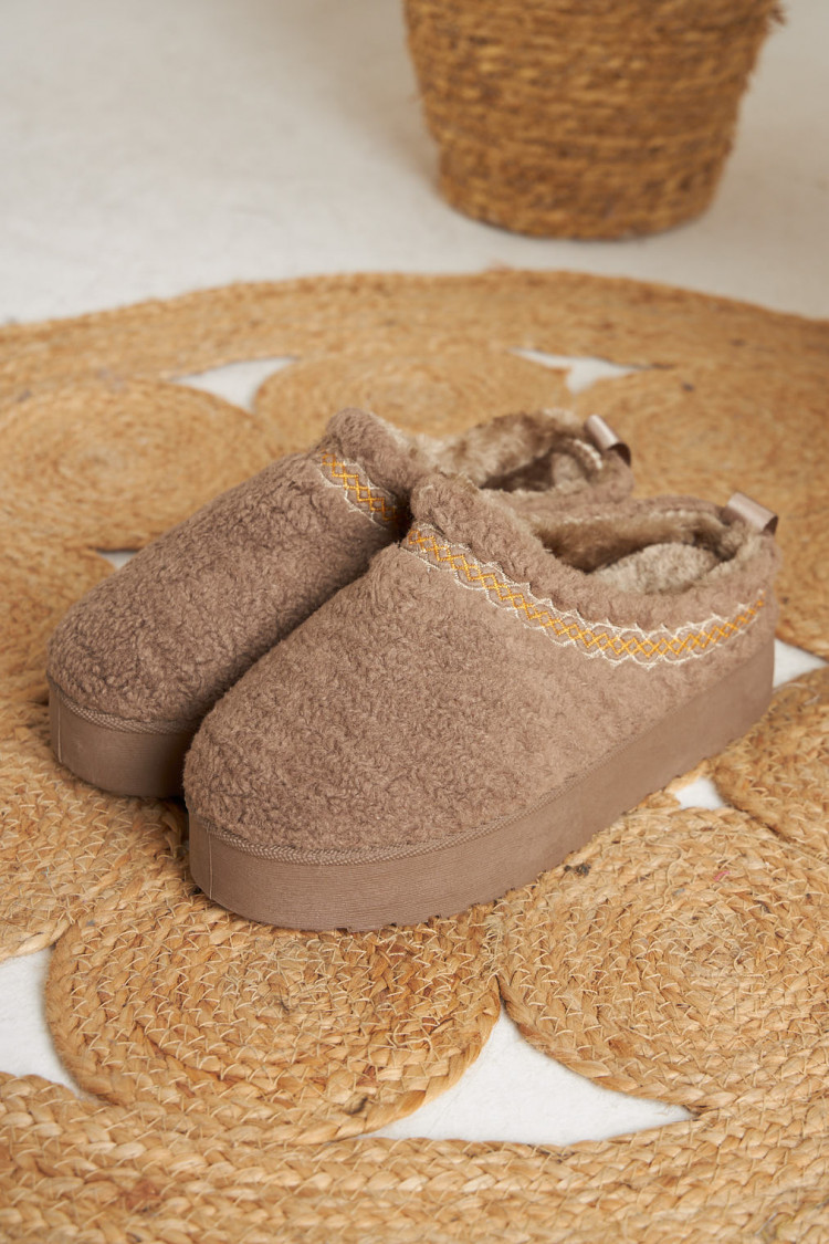 Bottines chaussons marron en peau de moutons ouverts