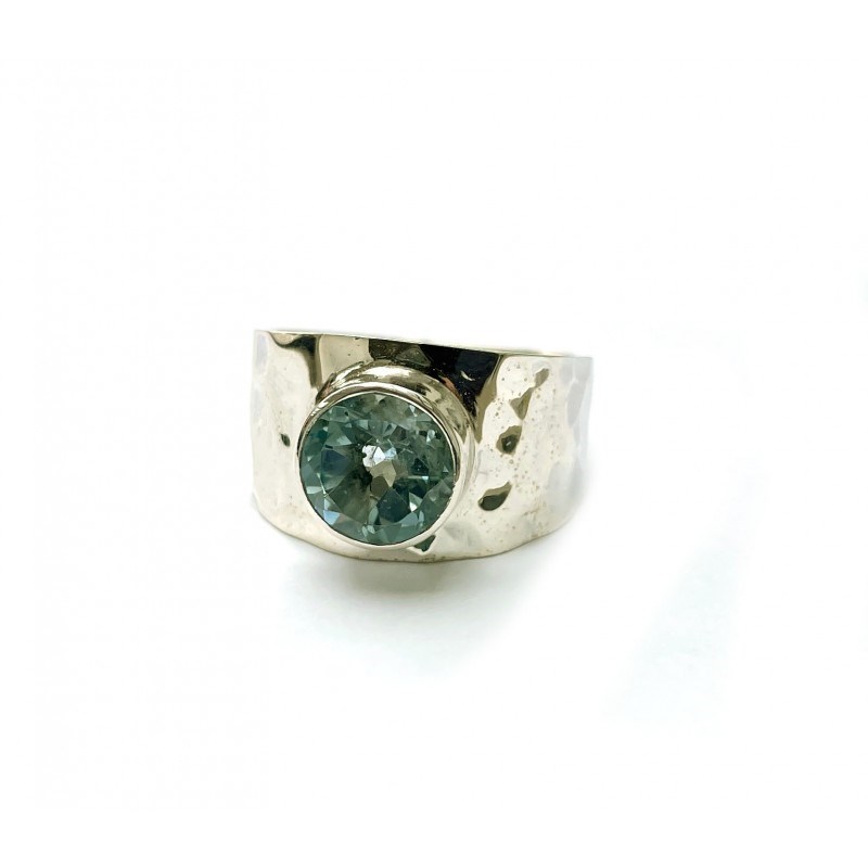 Bague jonc en argent et topaze bleue facettée
