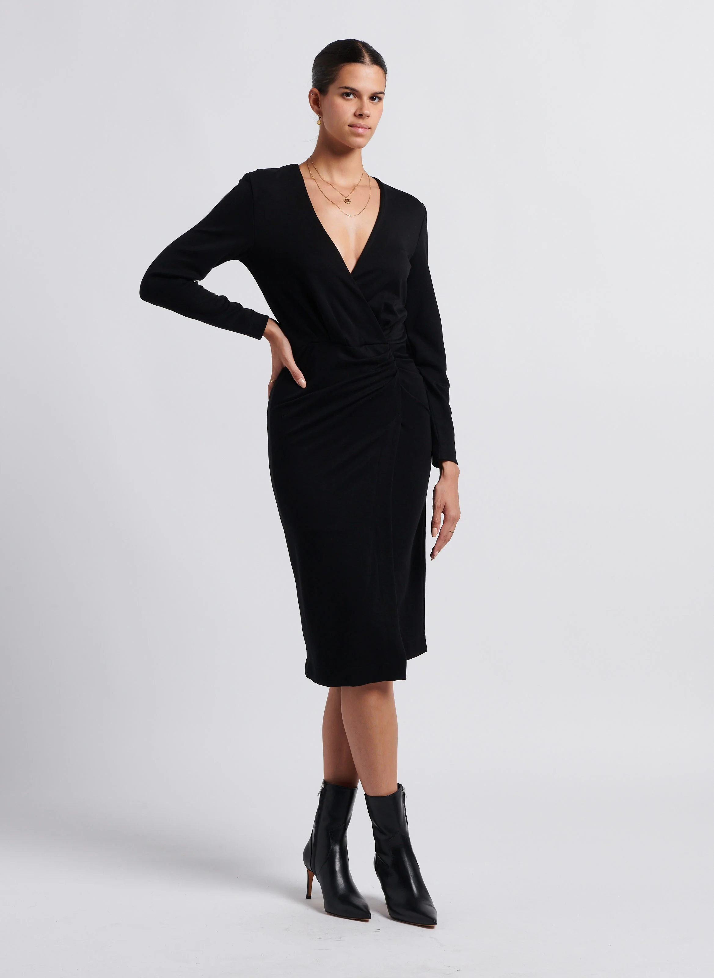 NEIA - Robe mi-longue col V| Noir