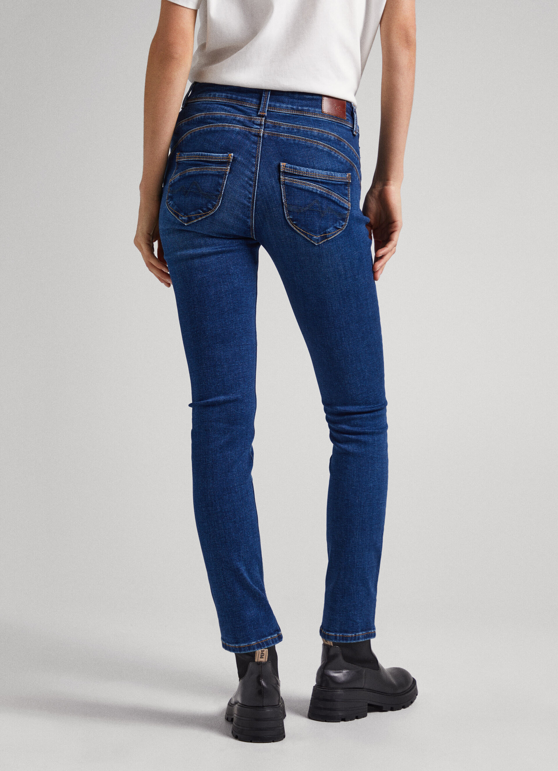 JEANS BROOKES FIT REGULAR TIRO MEDIO - denim