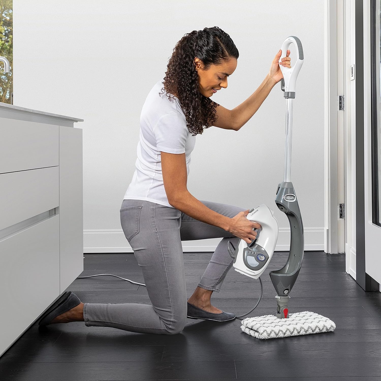 Shark Klik n' Flip Dampfreiniger, Boden- und Handreiniger, Dampfreiniger für Hartböden, Fliesen, Oberflächen, Wasserhähne und Glas, 5 Zubehörteile, 2 Einstellungen, Grau/Weiß S6005EU
