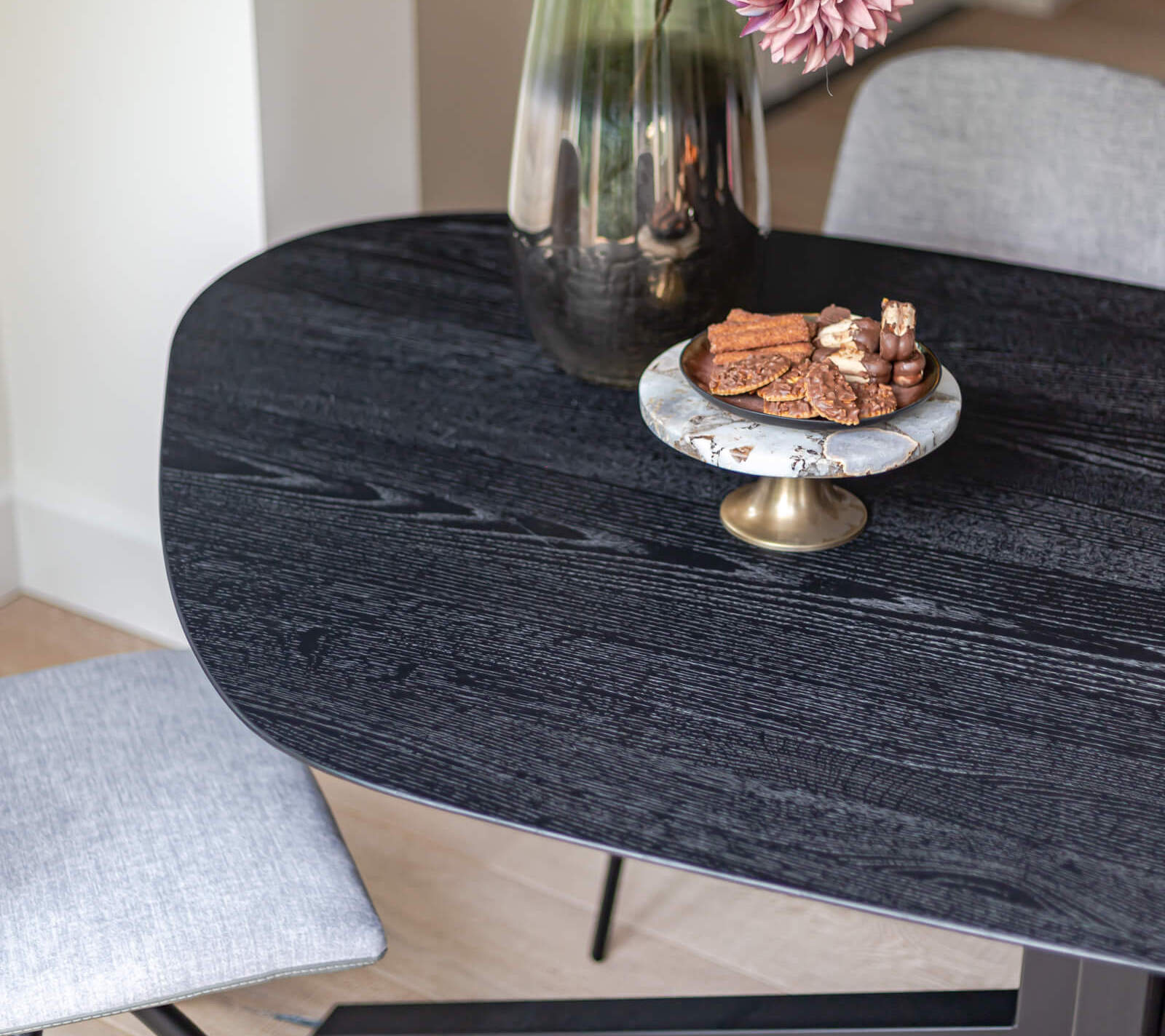 They & Me eettafel Starry Night organisch 220 x 115 x 75 | Eiken Geborsteld Black Lak | Rechte Rand | Frame RAL9017 verkeerszwart