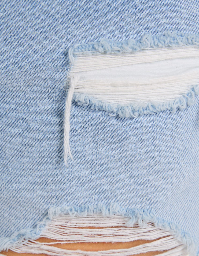 Calções jeans rasgados com bolsos