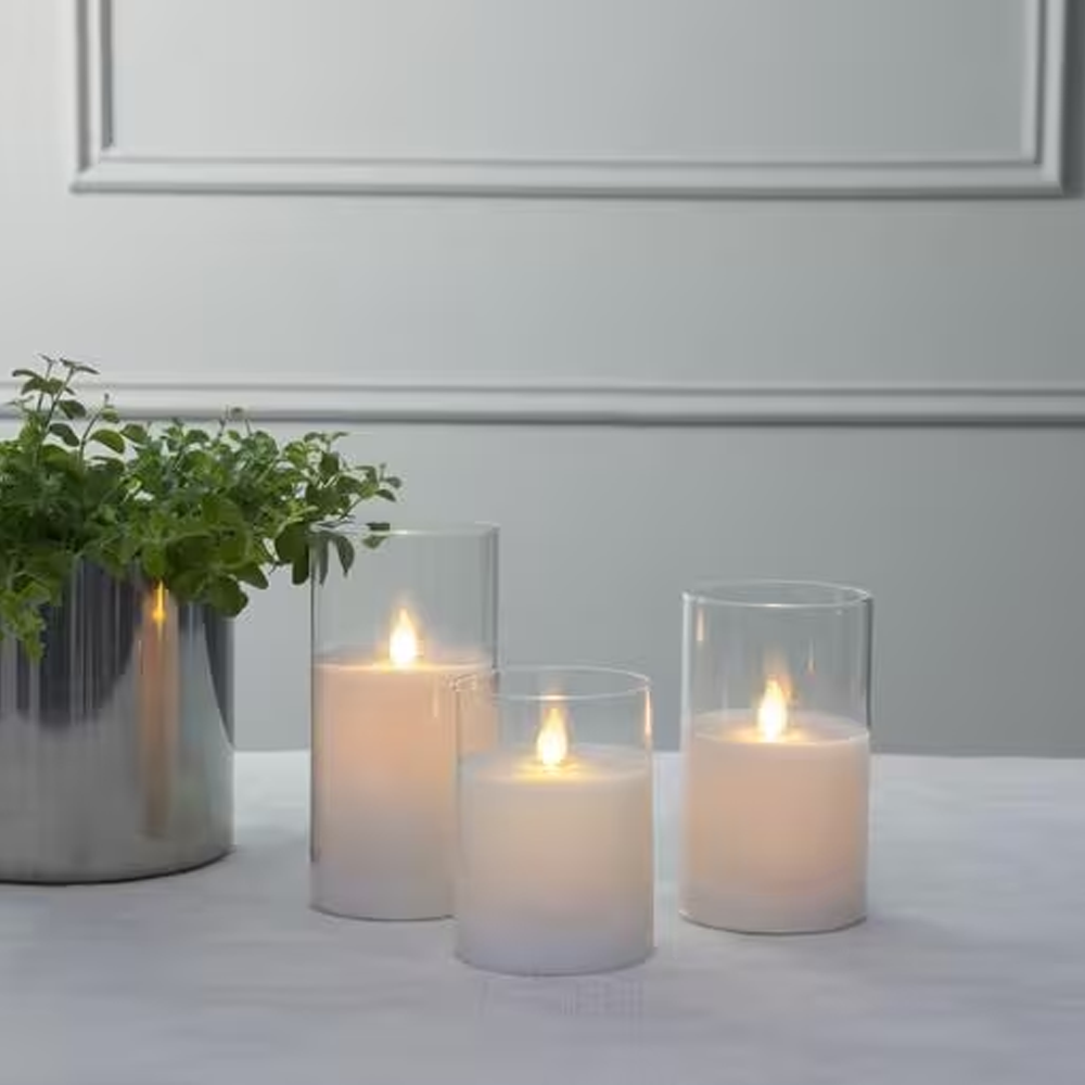 (10cm) Echtwachs LED Pillar Kerze Home Deko Stimmungsleuchte im Glas M-Twinkle (12.063-18) - Weiss