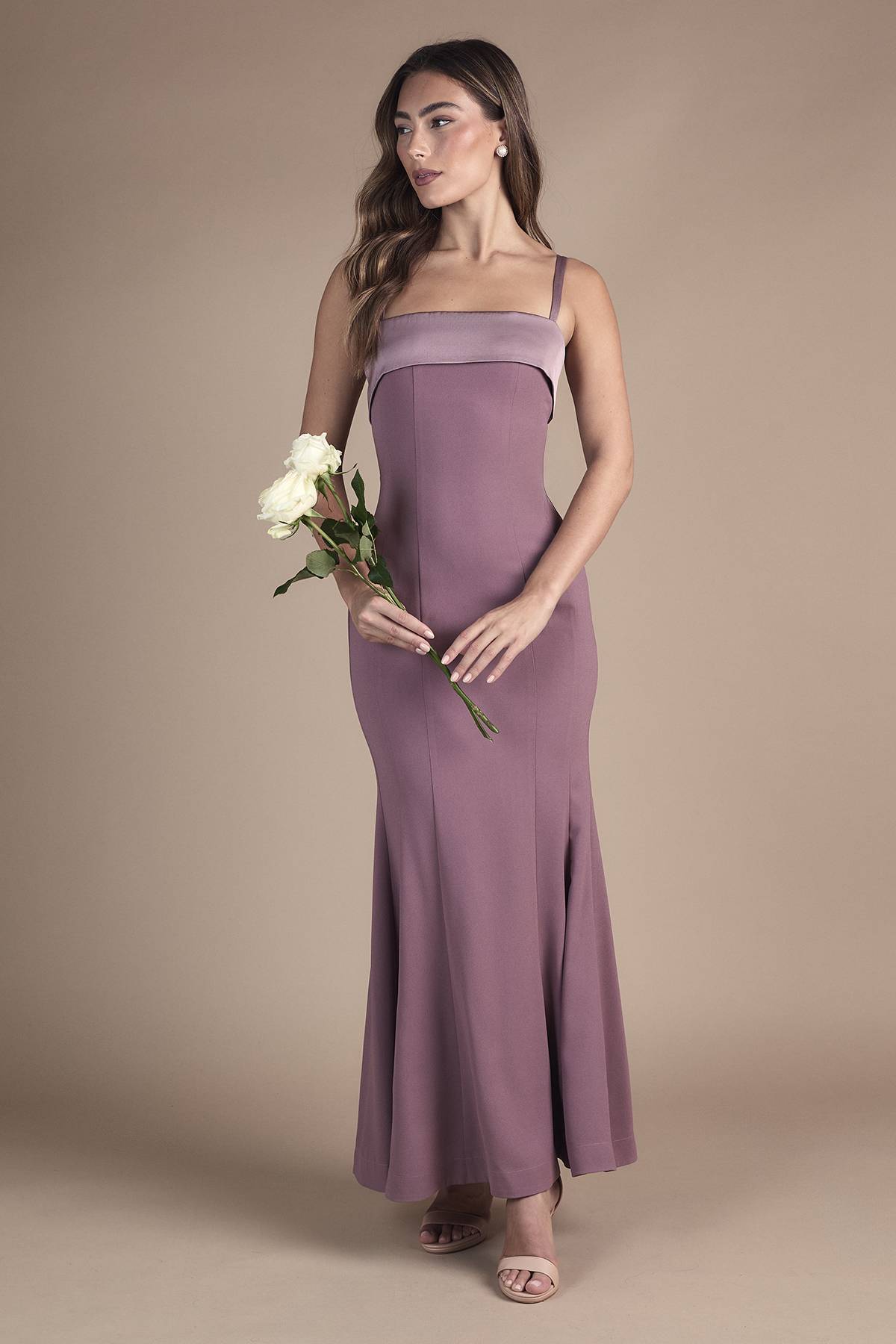 Coast Robe de Demoiselle d'Honneur Ajustée à Bretelles avec Finitions Satin