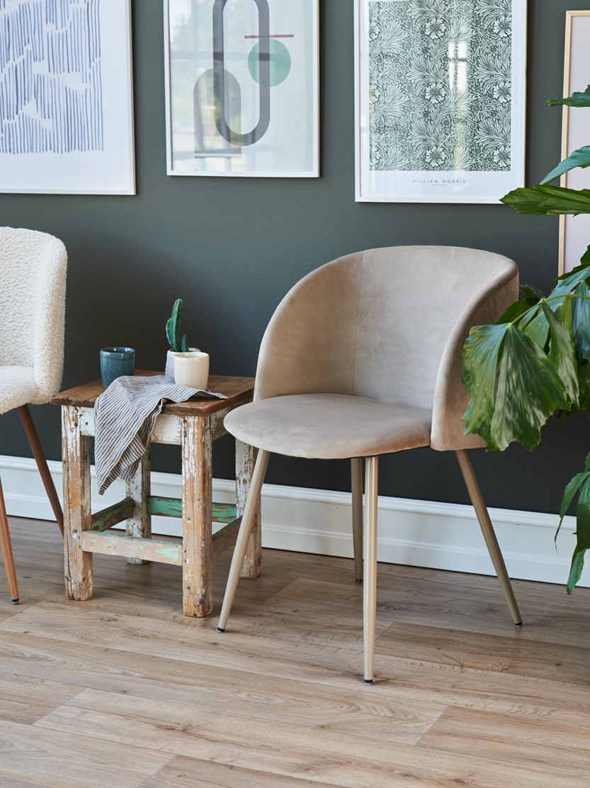Stol i velour | Polyester/poppeltræ/jern. 54 x 47 x 81 cm. | Sand