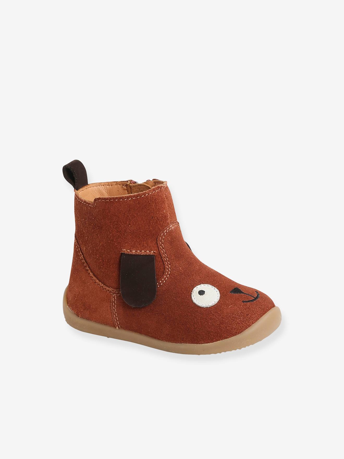 Botinhas de couro para primeiros passos de bebê menino, marrom médio liso com detalhes.
