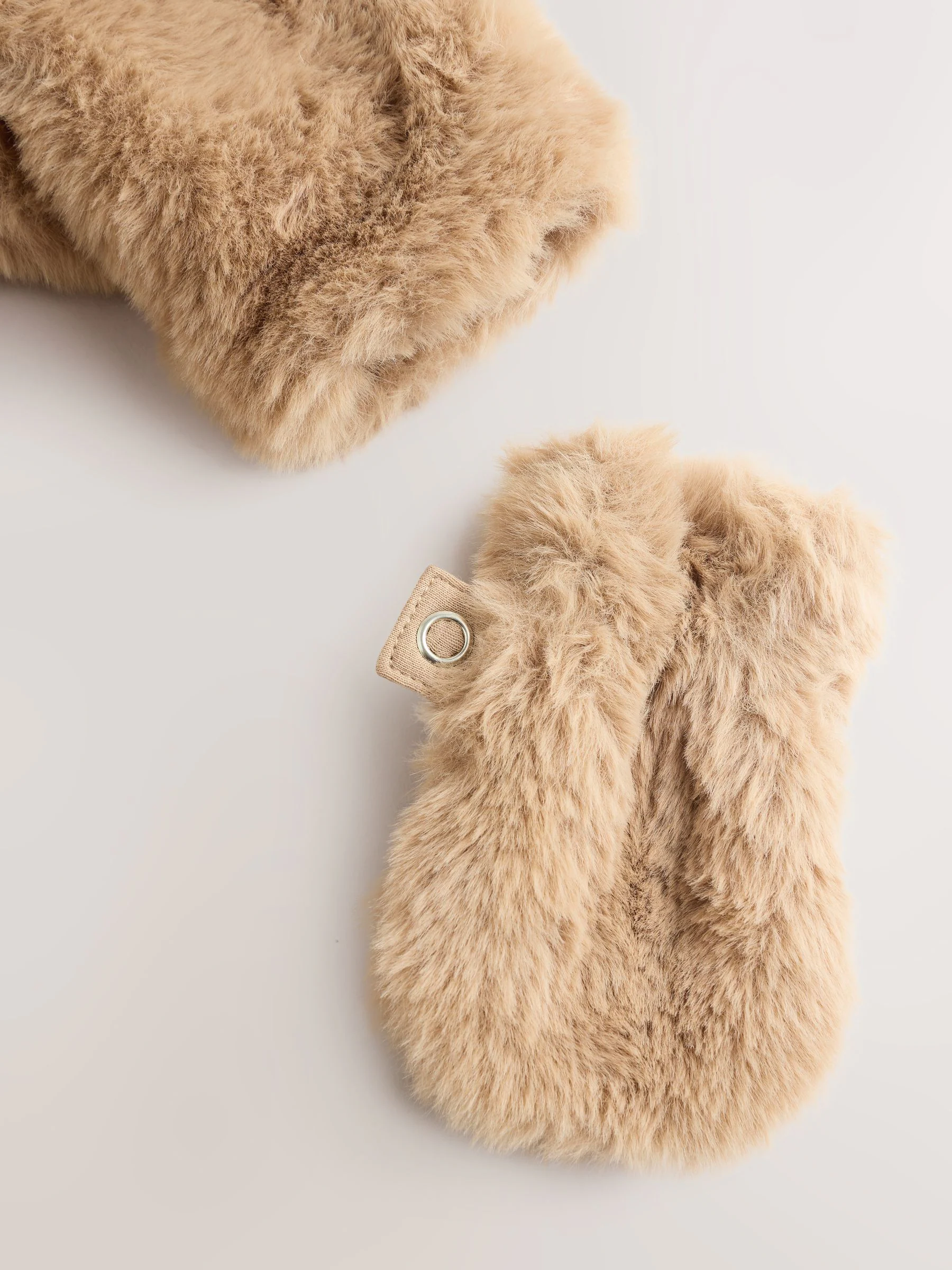 Bruin met beer - Babypakje met capuchon van imitatiebont