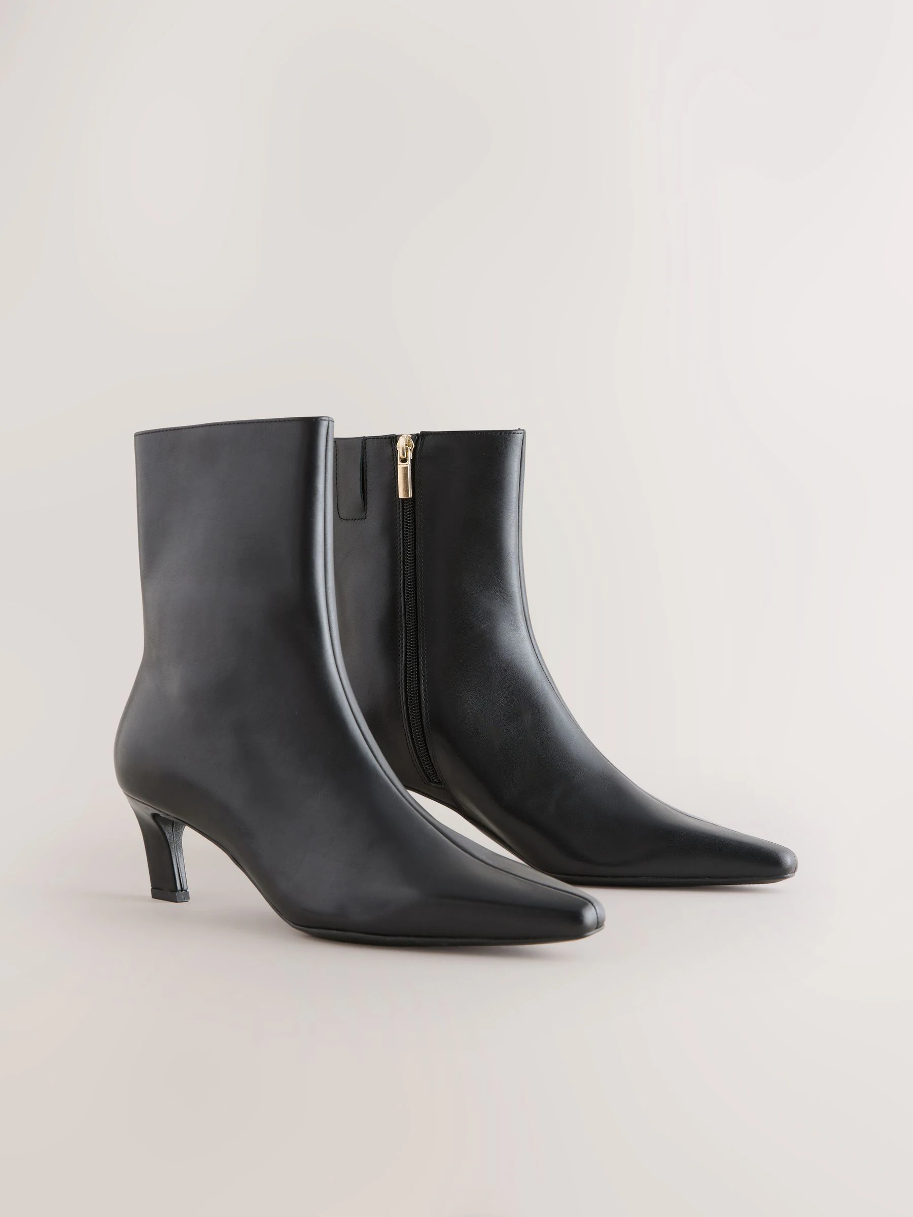 Zwart leer - Forever Comfort® enkellaarsjes met hak en spitse neus