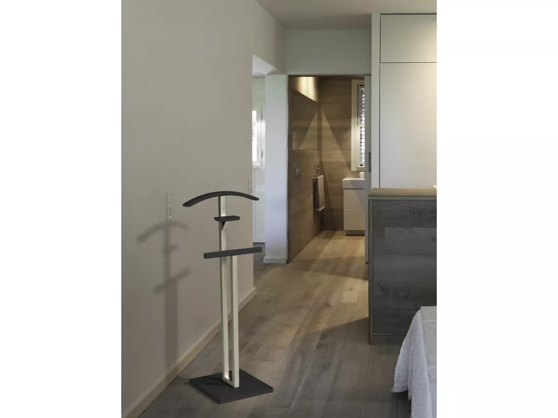 Valet de nuit - H116cm x L46cm x P34cm - hêtre massif noir - New York
