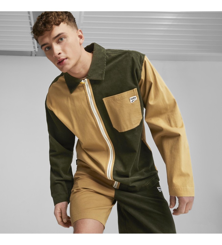 Camisa Puma Downtown em veludo cotelê marrom e verde.