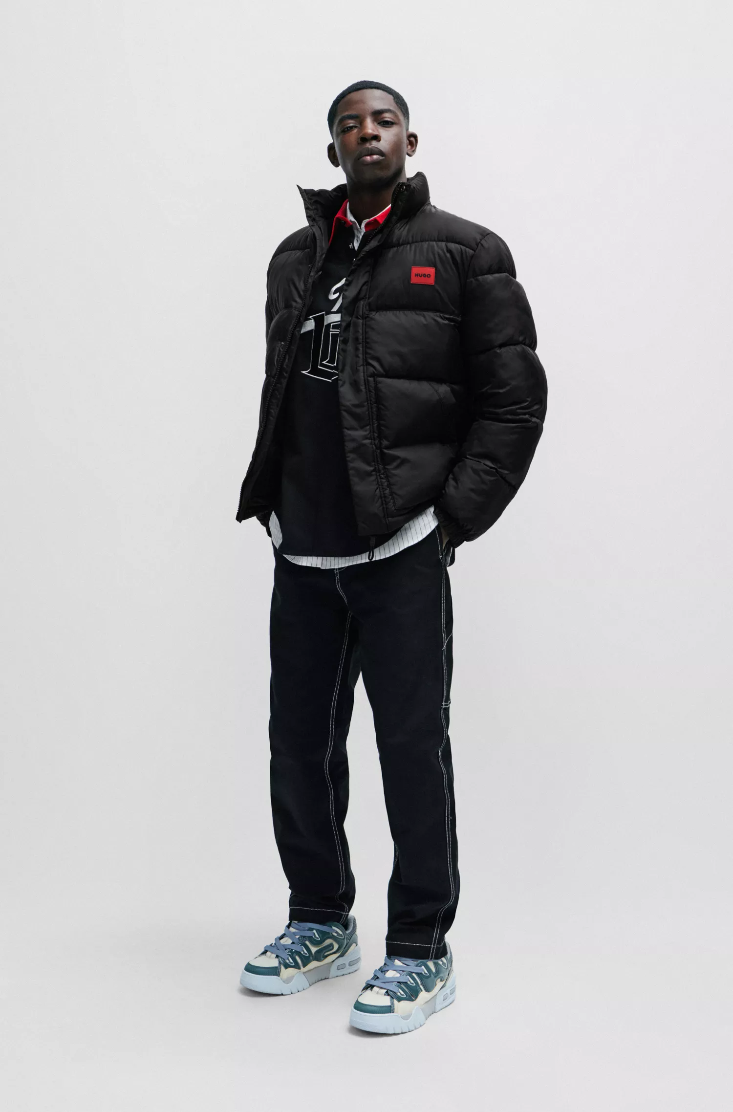 Jaqueta puffer HUGO vermelha, impermeável, com emblema vermelho da marca.