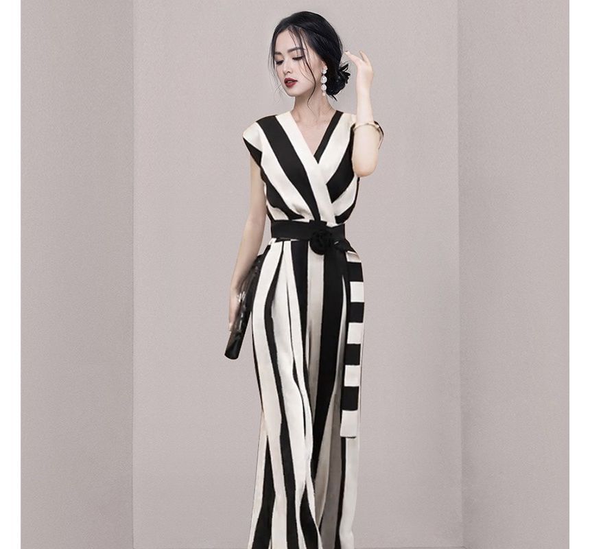 Aurora - Mouwloze V-hals gestreepte jumpsuit