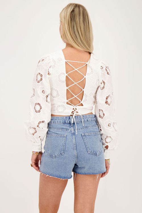 Witte top met gestrikte achterkant en bloemen broderie