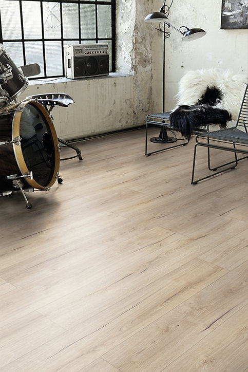 Stratifié Sandolo décor chêne naturel L.138,3 x l. 19,3 cm x Ép. 8 + sous-couche intégrée 2 mm GoodHome