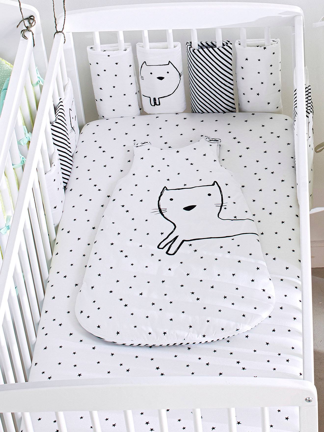 Conjunto de 2 lençóis de bebê com elástico na cintura e estampa de estrelas, na cor cinza claro.