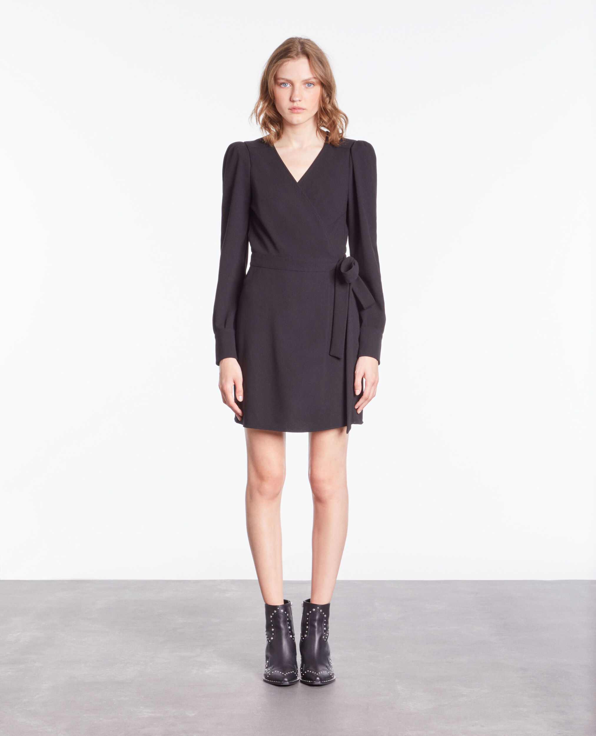Robe portefeuille courte noire en crêpe
