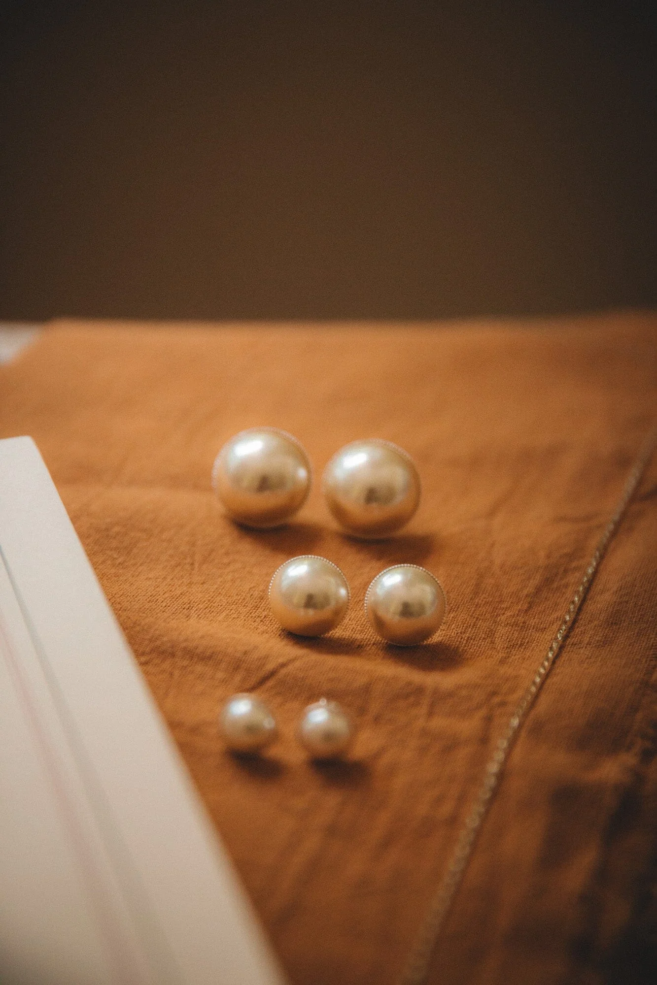 NÉLYA - Boucles d'oreilles puces perles doré à l'or fin | Argent