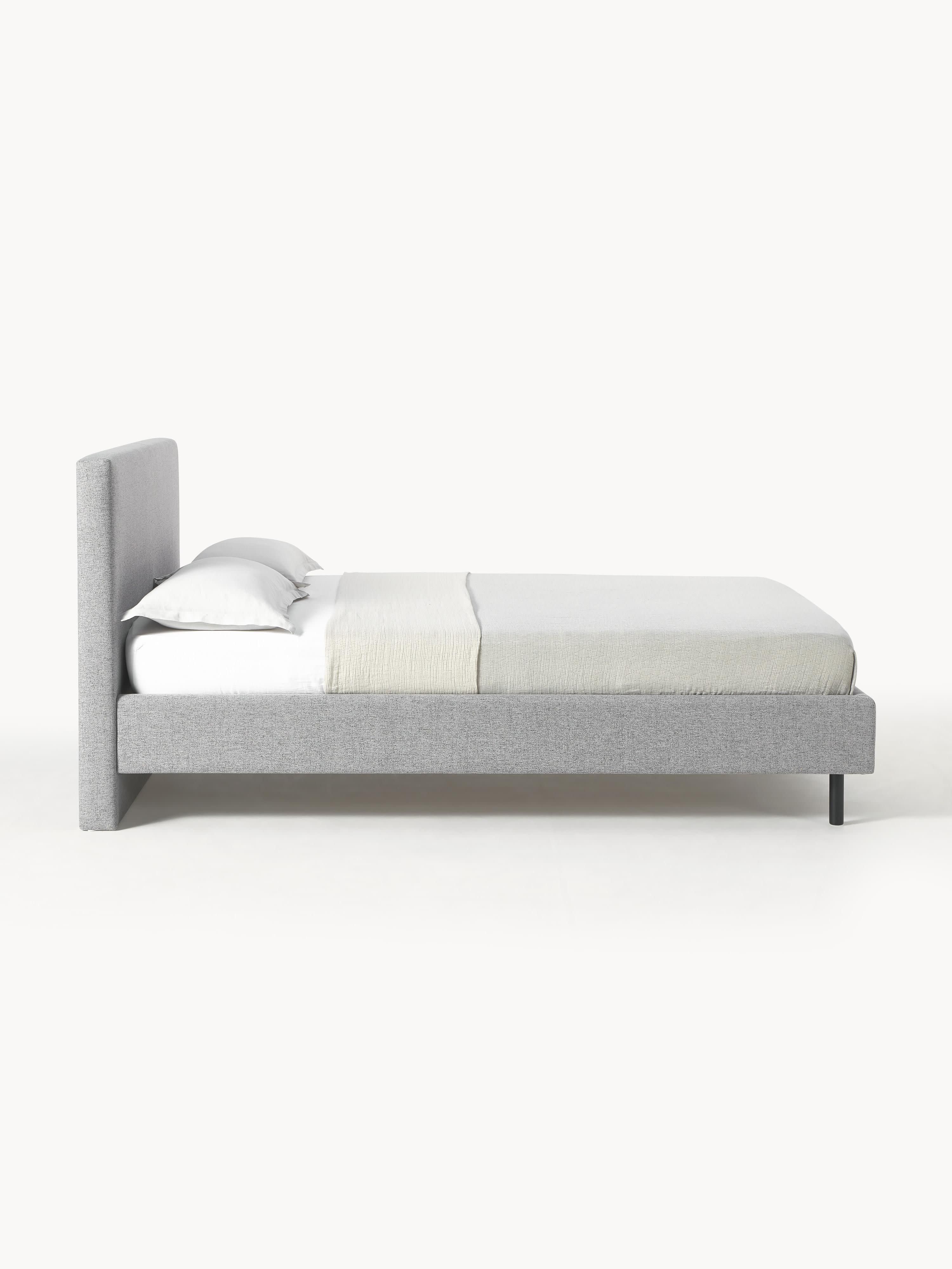 Gestoffeerd bed Giulia met houten poten