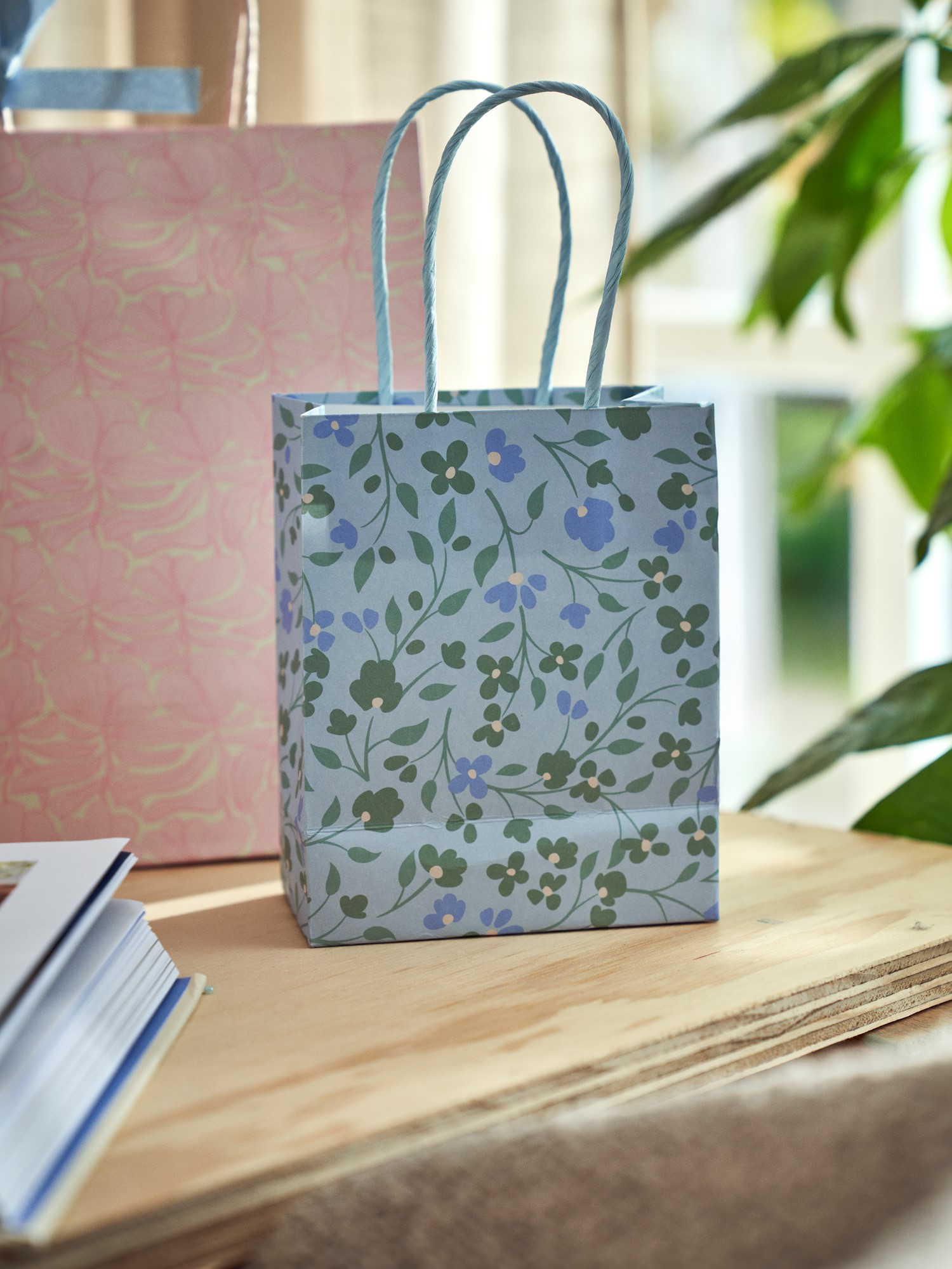 Gavepose | Papir. 11,4 x 6,4 x 14,6 cm. | Misty Blue, Green