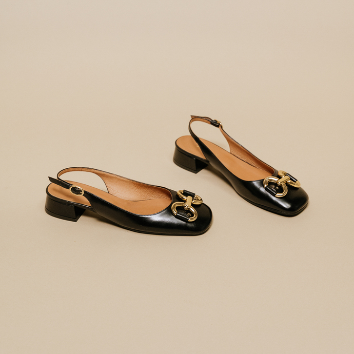 Ballerines slingback à bouts carrés et détails dorés  en cuir noir