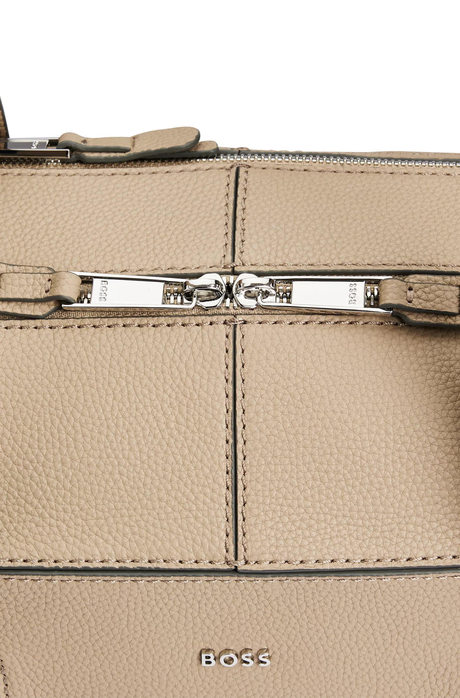 Bolsa de viagem BOSS preta com zíper, em couro granulado e com a inscrição do logotipo.