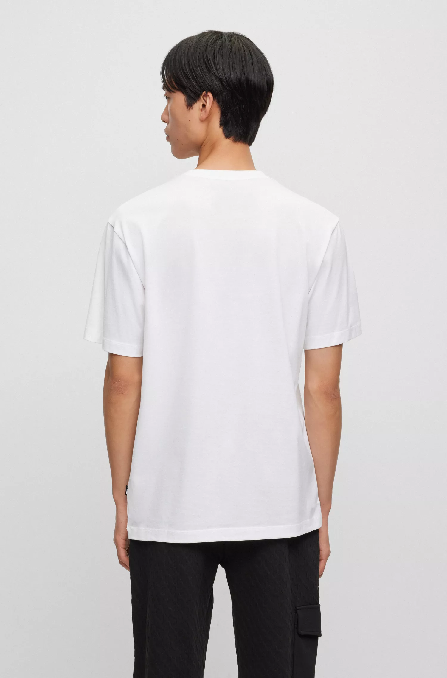 Camiseta BOSS preta em malha de algodão com listra e logotipo característicos.