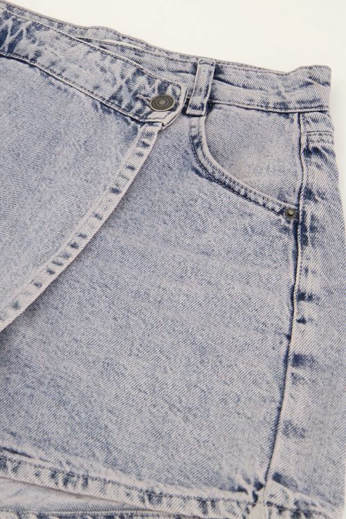 Blauwe denim skort met overslag en roze gloed