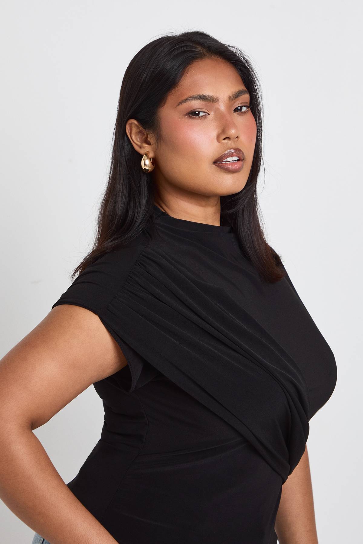 boohoo Haut Grande Taille À Manches Courtes Avec Détail Cache-cœur En Tissu Fluide