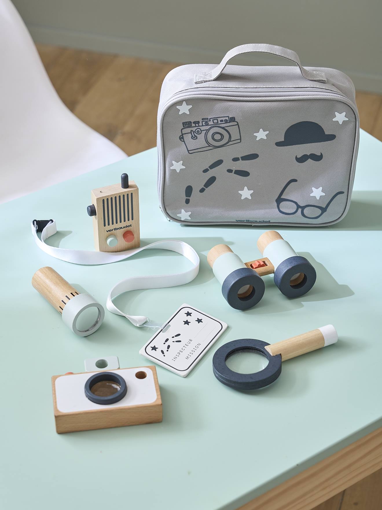 Kit de detetive em madeira FSC®, cinza médio, liso com motivos.