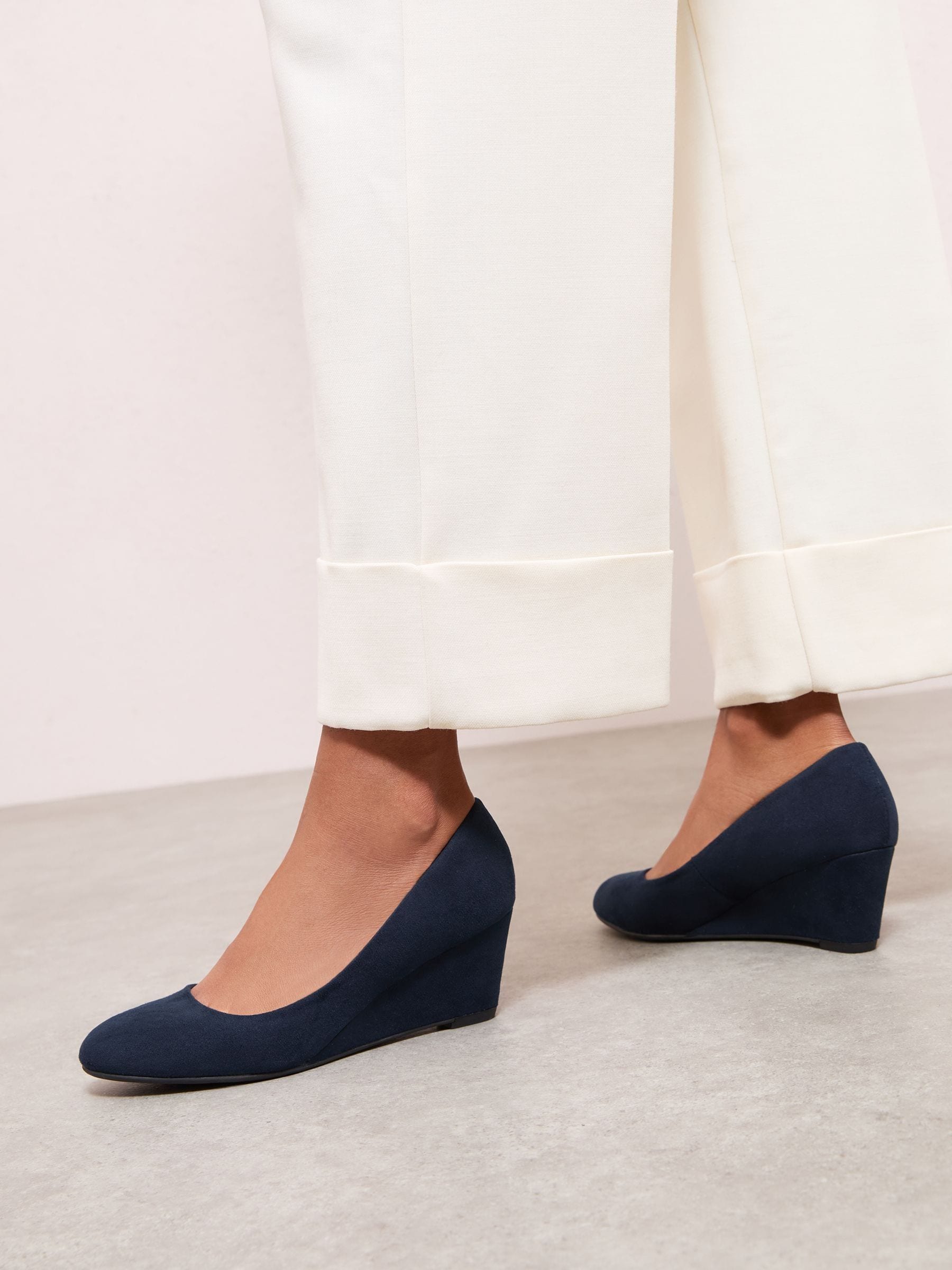 Marineblauw - Friends Like These pumps met ronde neus en middelhoge sleehak
