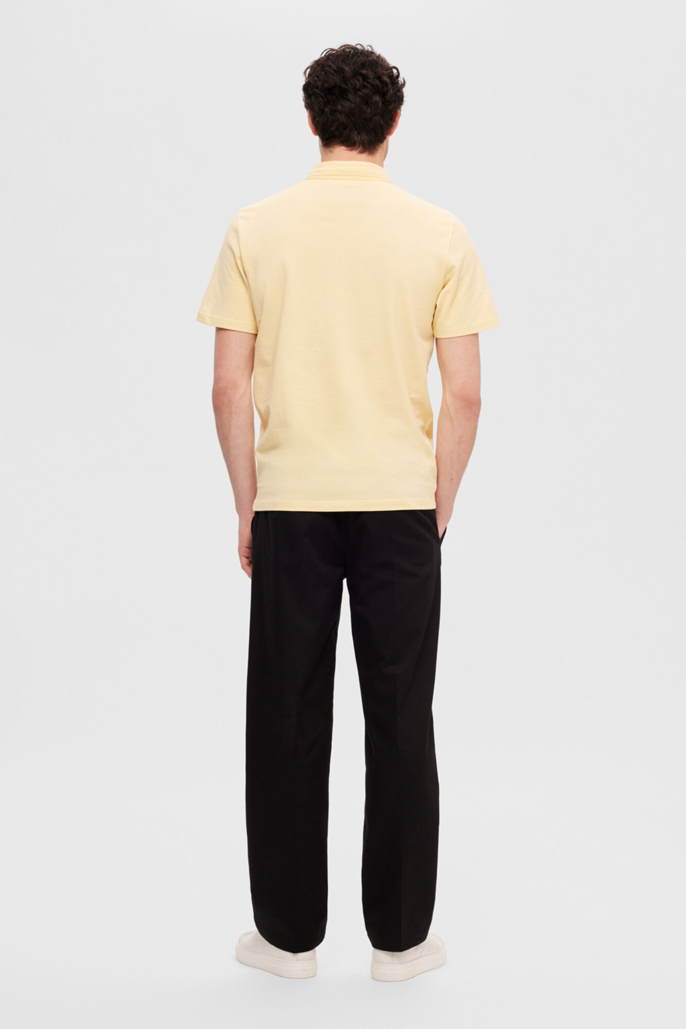 Camisa polo de manga curta em algodão orgânico com logotipo bordado. - Amarela