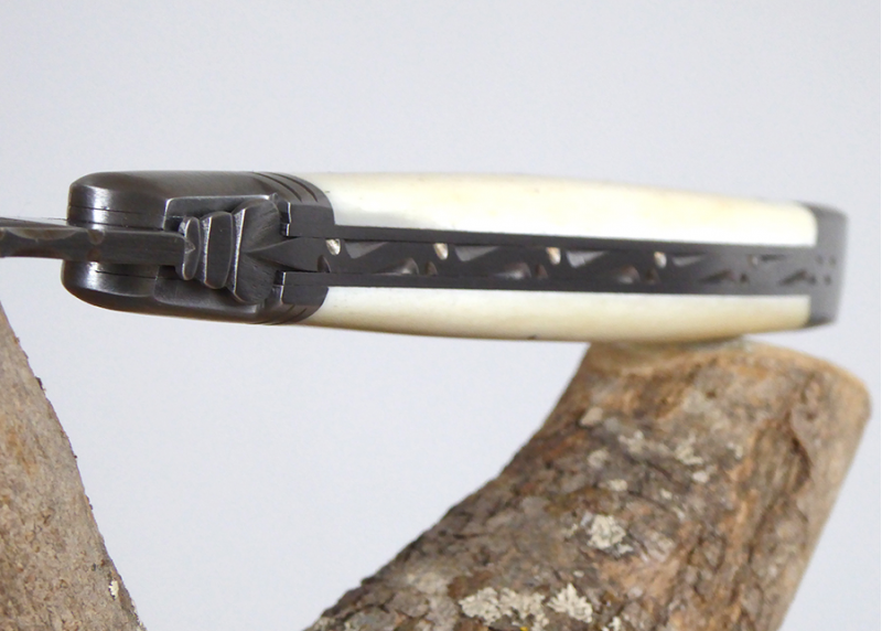 Couteau Laguiole avec un manche en Os de vache et mitres inox