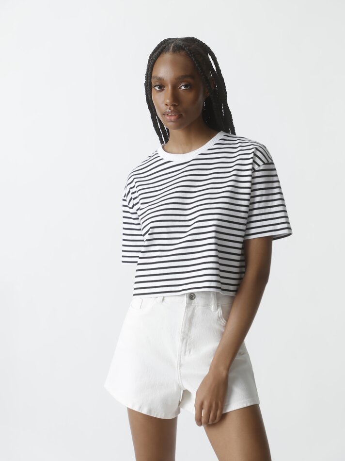 Camiseta cropped de manga curta - Off-white/preta