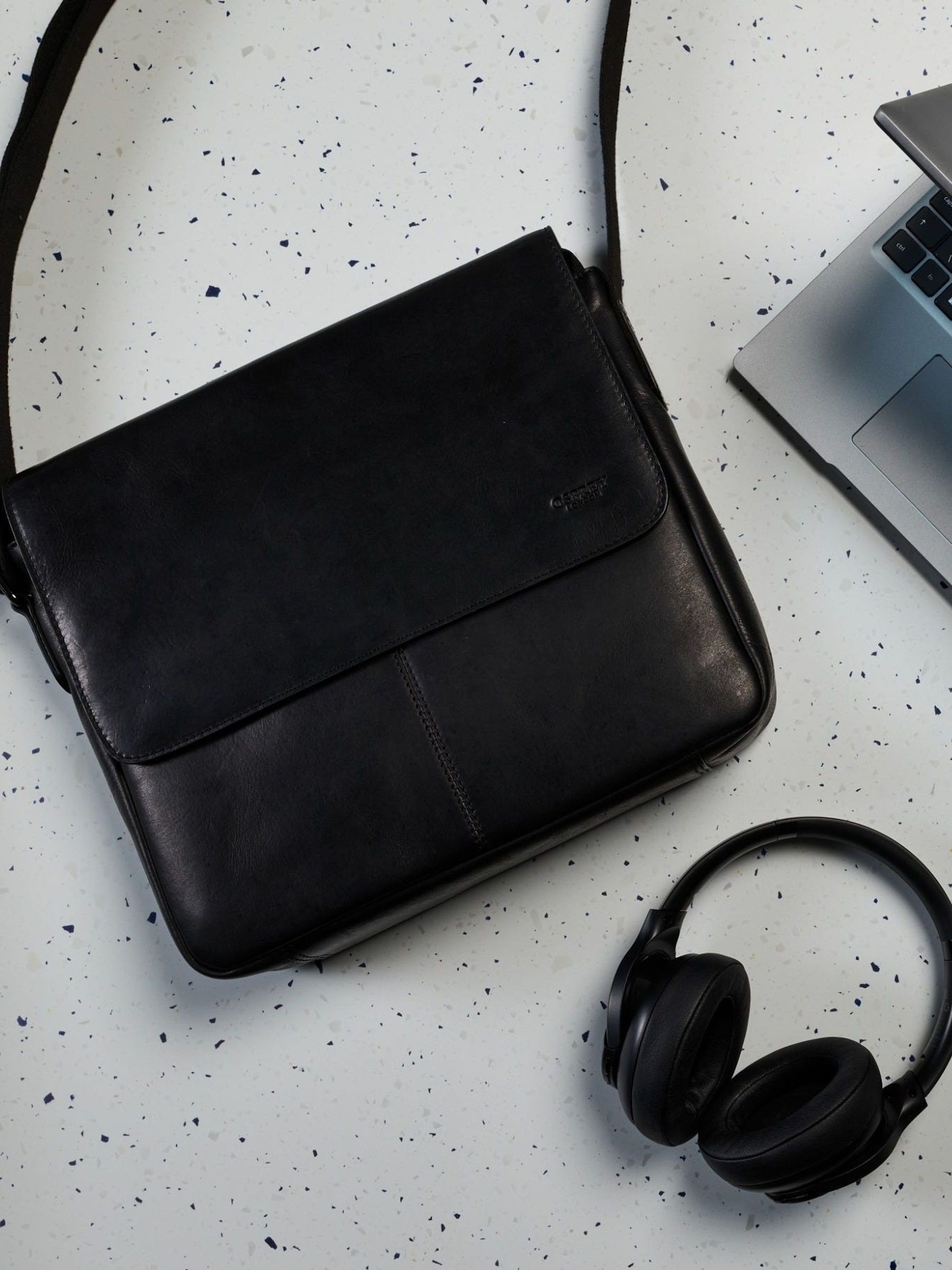 Zwart - OSPREY LONDON - The Brooks - Grote messenger-tas