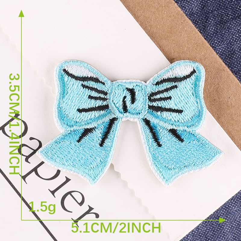 Embroidery Kingdom - Geborduurde applicatiepatch met strik (verschillende ontwerpen)