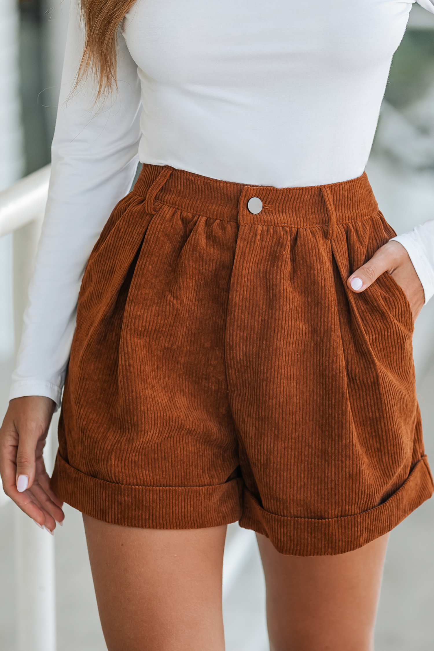Short plissé taille haute en velours côtelé