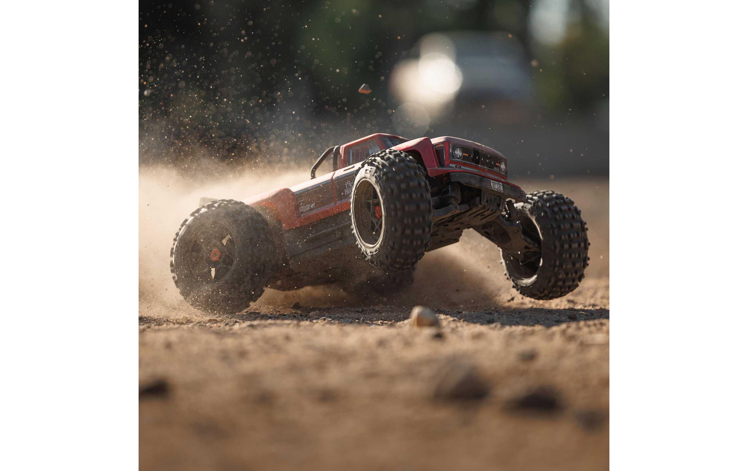 Monster Truck Outcast 4x4 4S V2 BLX Rot, ARTR, 1:10<br>Robuster Stunt Truck mit 4S Brushless Antrieb