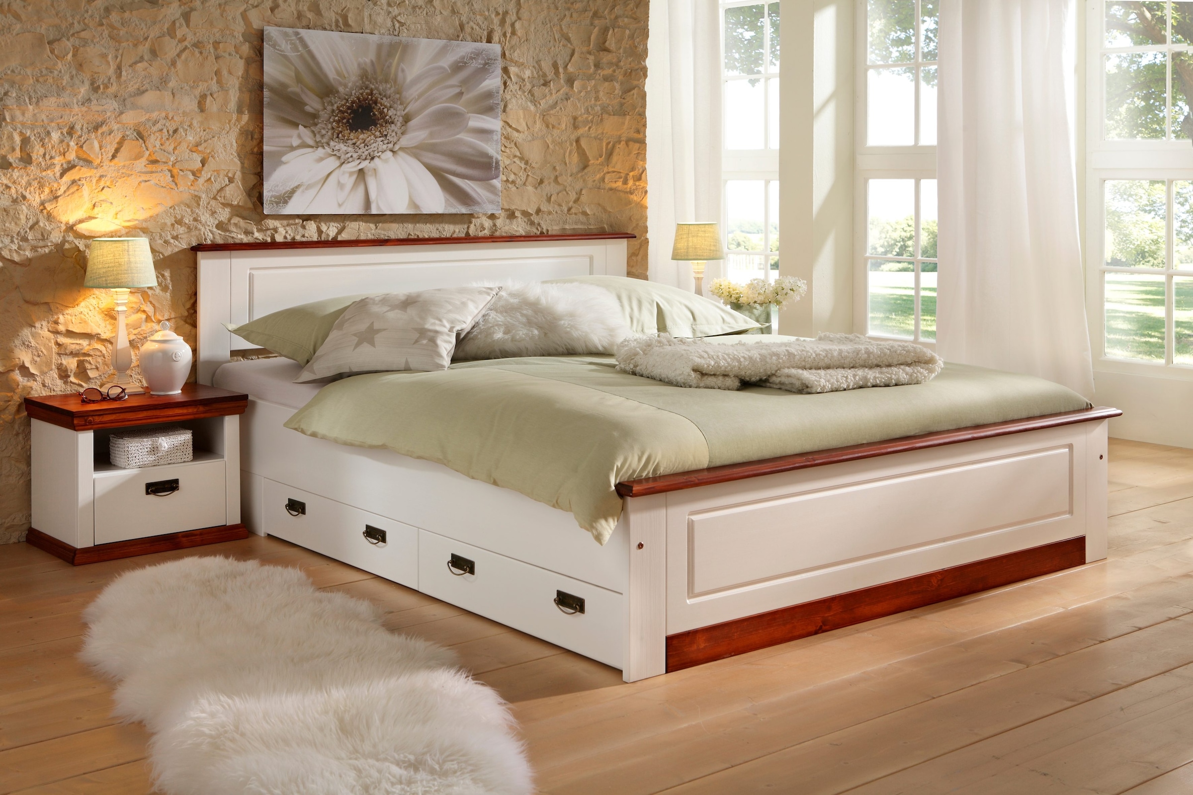 Home affaire Massivholzbett »Madrid, Landhausstil, hohe Belastbarkeit!« Breite/Belastbarkeit 180cm/220 KG, 160cm/200 KG, 90cm/=120 KG,  aus FSC®-zertifizierter Kiefer, INKLUSIVE Rollrost, Kassettenoptik