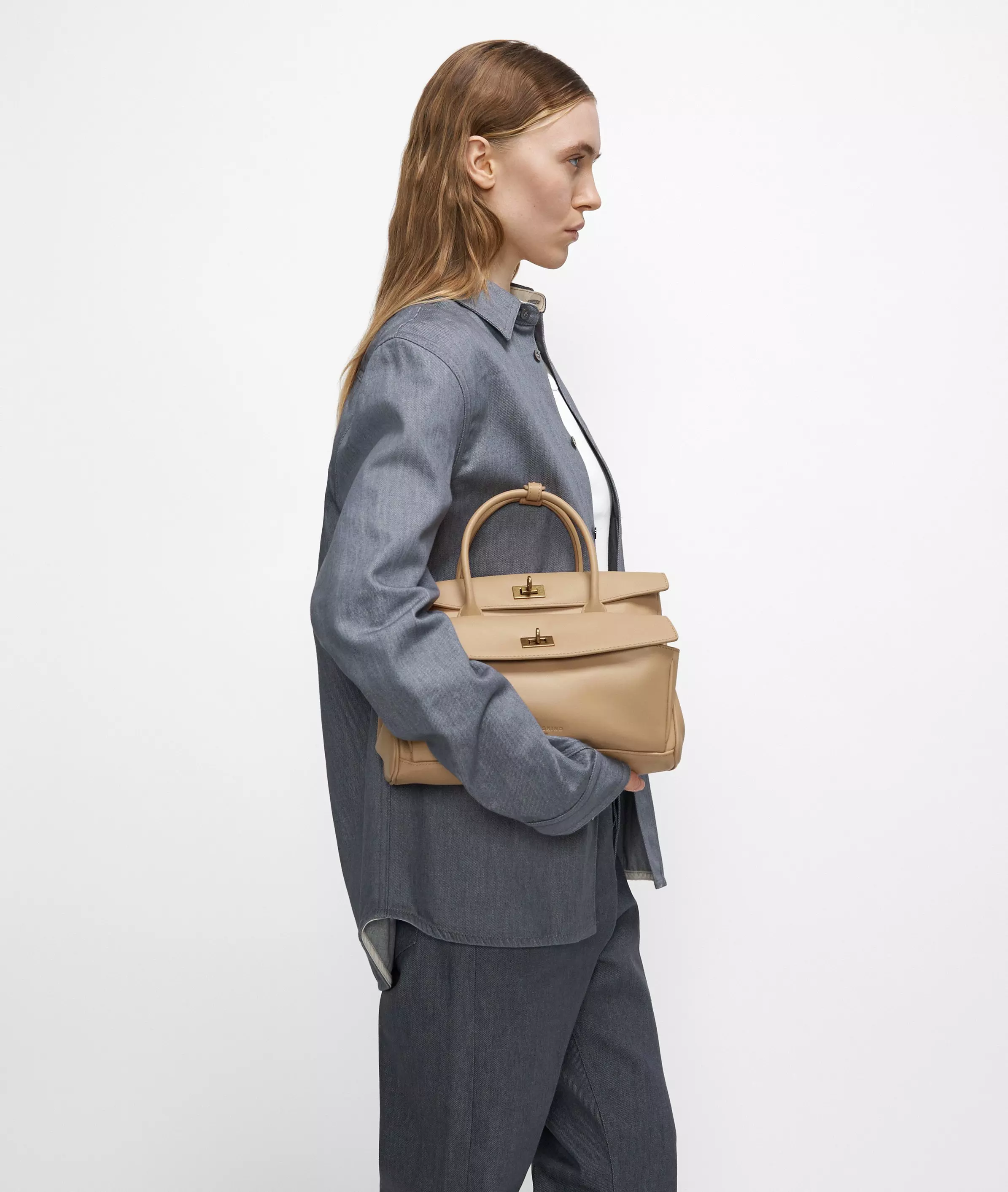 Archive Gloria II Satchel M Spacious shoulder bag made from soft leather