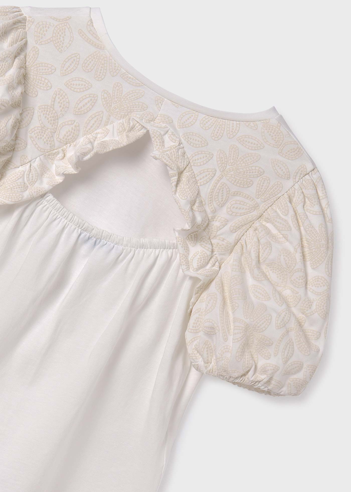 Camiseta feminina Better Cotton com mangas bufantes e estampa de banana.