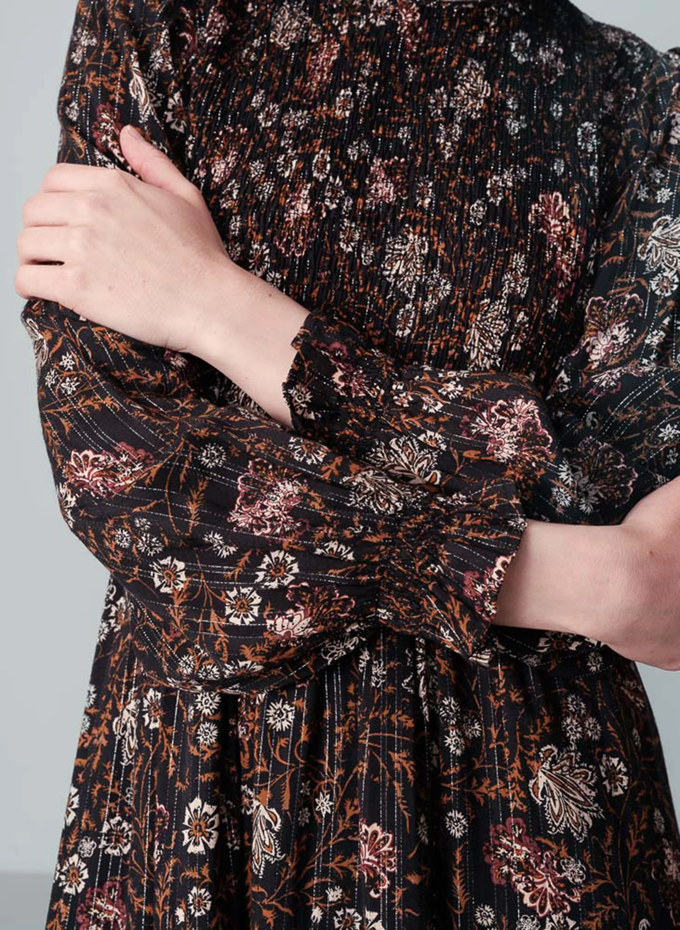 NOVA - Robe longue imprimée à smocks | Noir